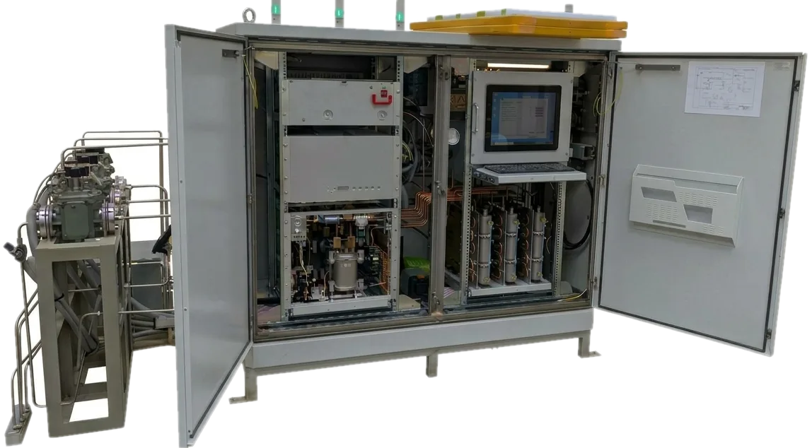 Online DGA Version 2 – geöffneter Monitoring-Schrank mit Gaschromatograph und Ölkreislauf-Paneel